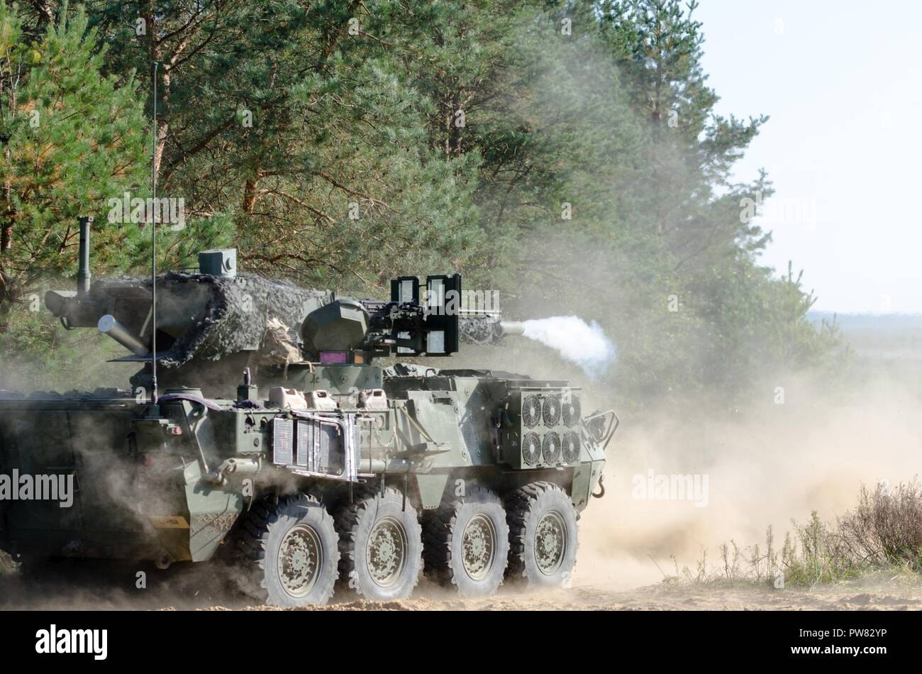 Des soldats américains de l'OTAN la présence renforcée de l'avant du groupe de combat en Pologne conduite effectifs vivre feux pour certifier chaque troupe et commandant des troupes à Bemowo Piskie Zone Formation près de Orzysz, Pologne, 1-3 octobre, 2017. La multinationale, unique, composé d'américains, britanniques et soldats roumains servir avec la 15e Brigade mécanisée polonaise comme une force de dissuasion dans le nord-est de la Pologne à l'appui de l'OTAN vers l'amélioration de la présence. Banque D'Images