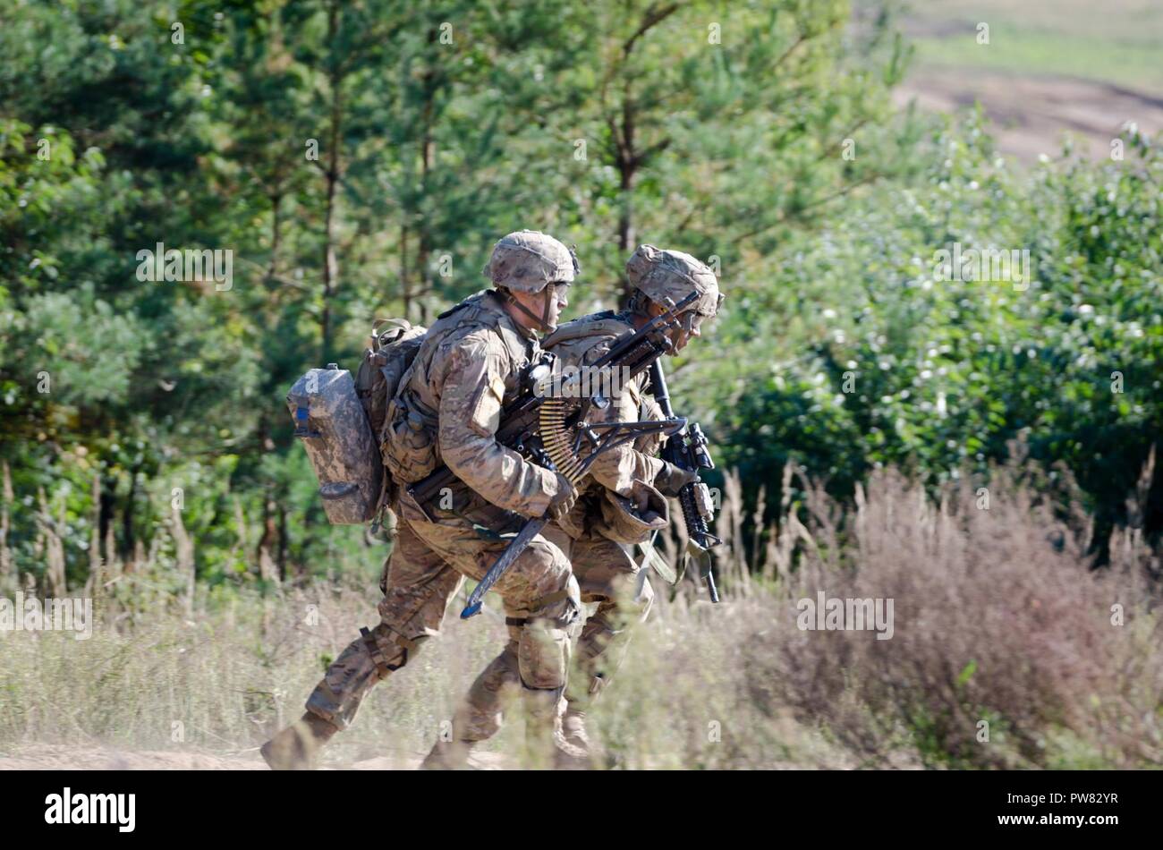 Des soldats américains de l'OTAN la présence renforcée de l'avant du groupe de combat en Pologne conduite effectifs vivre feux pour certifier chaque troupe et commandant des troupes à Bemowo Piskie Zone Formation près de Orzysz, Pologne, 1-3 octobre, 2017. La multinationale, unique, composé d'américains, britanniques et soldats roumains servir avec la 15e Brigade mécanisée polonaise comme une force de dissuasion dans le nord-est de la Pologne à l'appui de l'OTAN vers l'amélioration de la présence. Banque D'Images