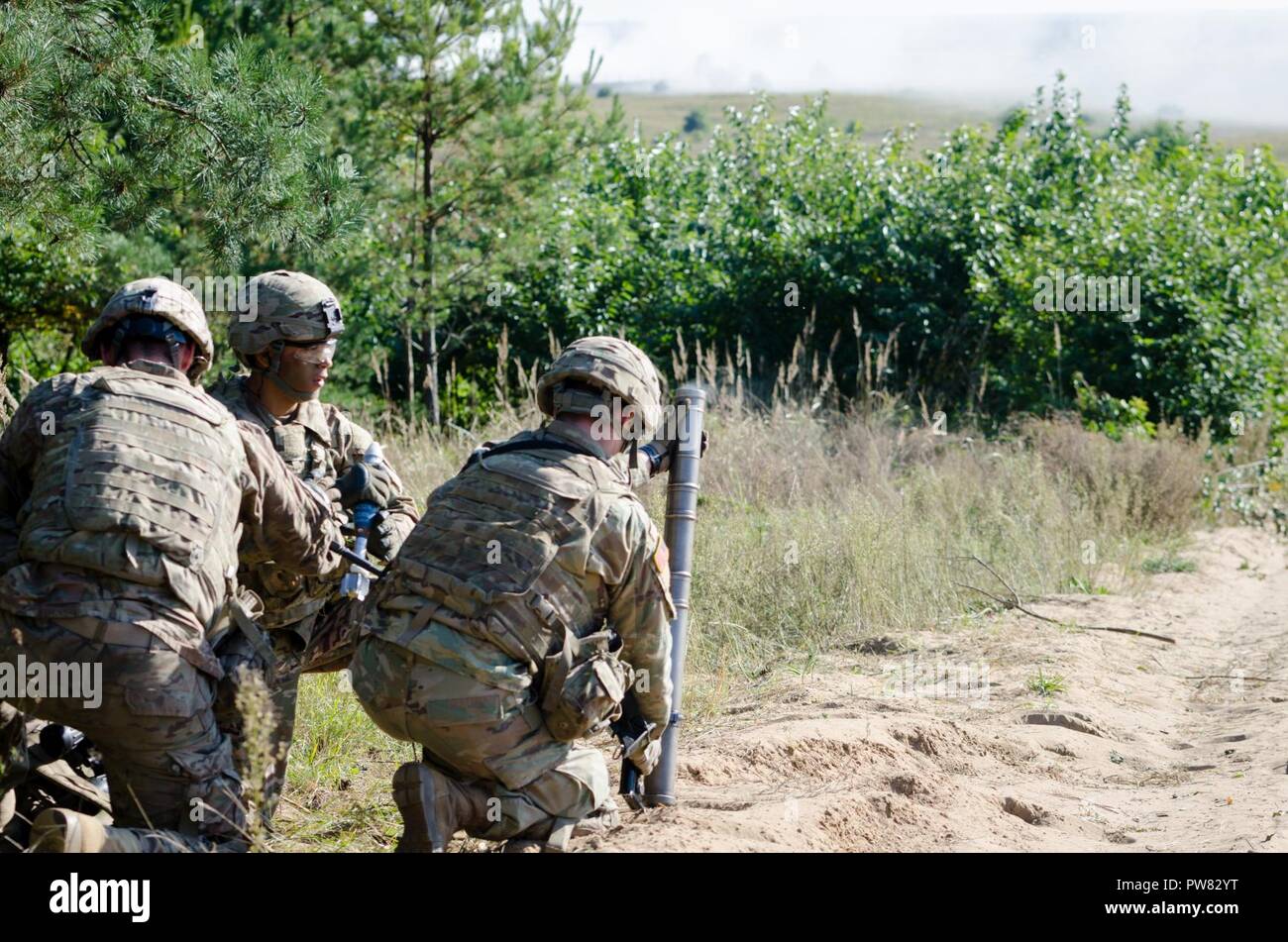 Des soldats américains de l'OTAN la présence renforcée de l'avant du groupe de combat en Pologne conduite effectifs vivre feux pour certifier chaque troupe et commandant des troupes à Bemowo Piskie Zone Formation près de Orzysz, Pologne, 1-3 octobre, 2017. La multinationale, unique, composé d'américains, britanniques et soldats roumains servir avec la 15e Brigade mécanisée polonaise comme une force de dissuasion dans le nord-est de la Pologne à l'appui de l'OTAN vers l'amélioration de la présence. Banque D'Images
