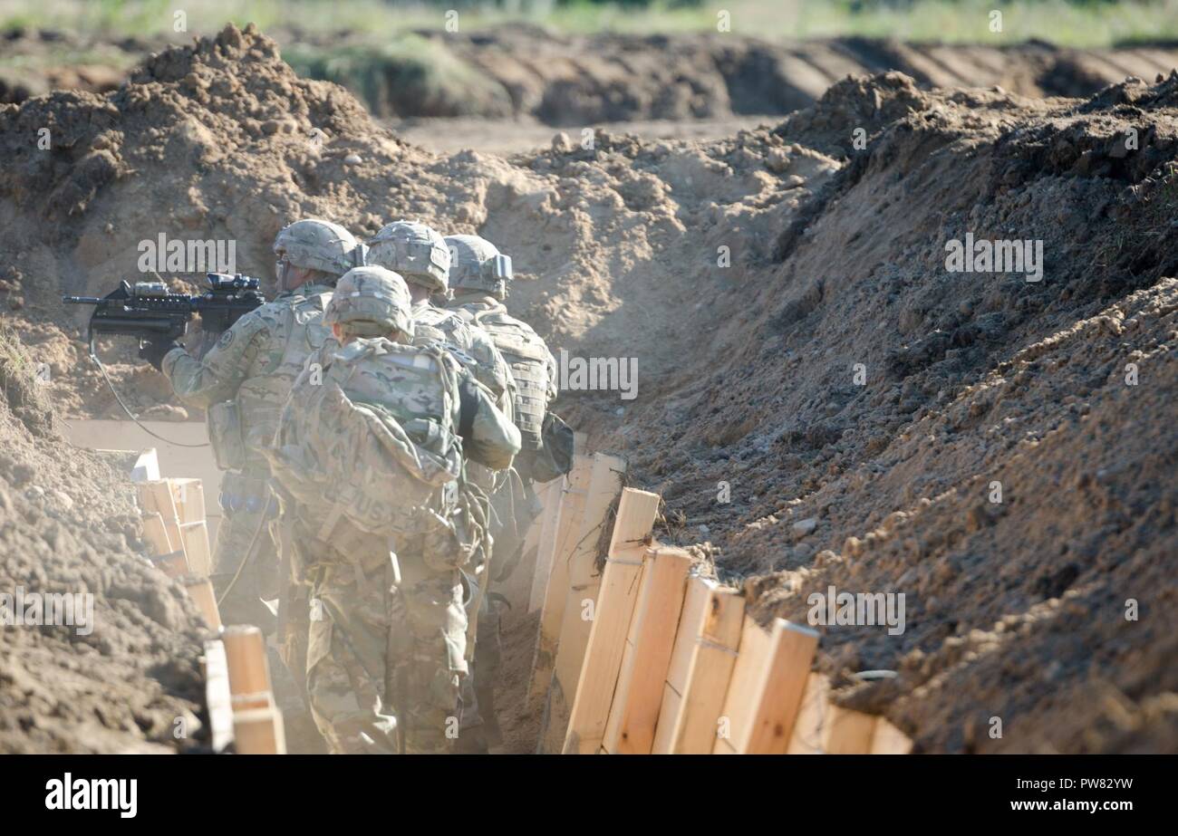 Des soldats américains de l'OTAN la présence renforcée de l'avant du groupe de combat en Pologne conduite effectifs vivre feux pour certifier chaque troupe et commandant des troupes à Bemowo Piskie Zone Formation près de Orzysz, Pologne, 1-3 octobre, 2017. La multinationale, unique, composé d'américains, britanniques et soldats roumains servir avec la 15e Brigade mécanisée polonaise comme une force de dissuasion dans le nord-est de la Pologne à l'appui de l'OTAN vers l'amélioration de la présence. Banque D'Images