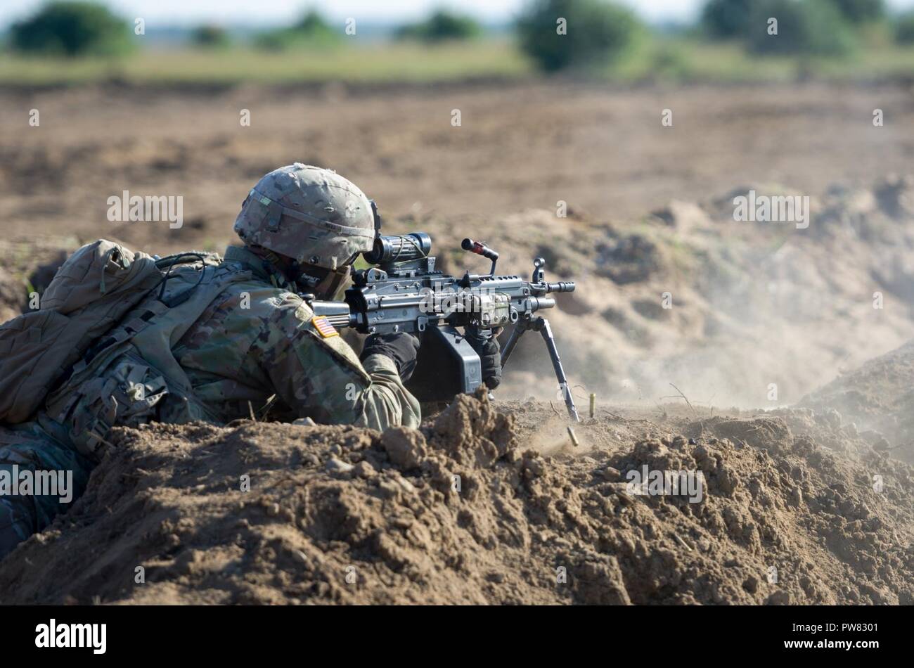 Des soldats américains de l'OTAN la présence renforcée de l'avant du groupe de combat en Pologne conduite effectifs vivre feux pour certifier chaque troupe et commandant des troupes à Bemowo Piskie Zone Formation près de Orzysz, Pologne, 1-3 octobre, 2017. La multinationale, unique, composé d'américains, britanniques et soldats roumains servir avec la 15e Brigade mécanisée polonaise comme une force de dissuasion dans le nord-est de la Pologne à l'appui de l'OTAN vers l'amélioration de la présence. Banque D'Images