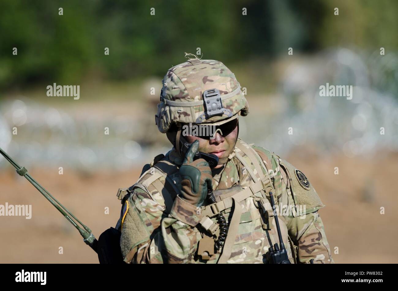 Des soldats américains de l'OTAN la présence renforcée de l'avant du groupe de combat en Pologne conduite effectifs vivre feux pour certifier chaque troupe et commandant des troupes à Bemowo Piskie Zone Formation près de Orzysz, Pologne, 1-3 octobre, 2017. La multinationale, unique, composé d'américains, britanniques et soldats roumains servir avec la 15e Brigade mécanisée polonaise comme une force de dissuasion dans le nord-est de la Pologne à l'appui de l'OTAN vers l'amélioration de la présence. Banque D'Images