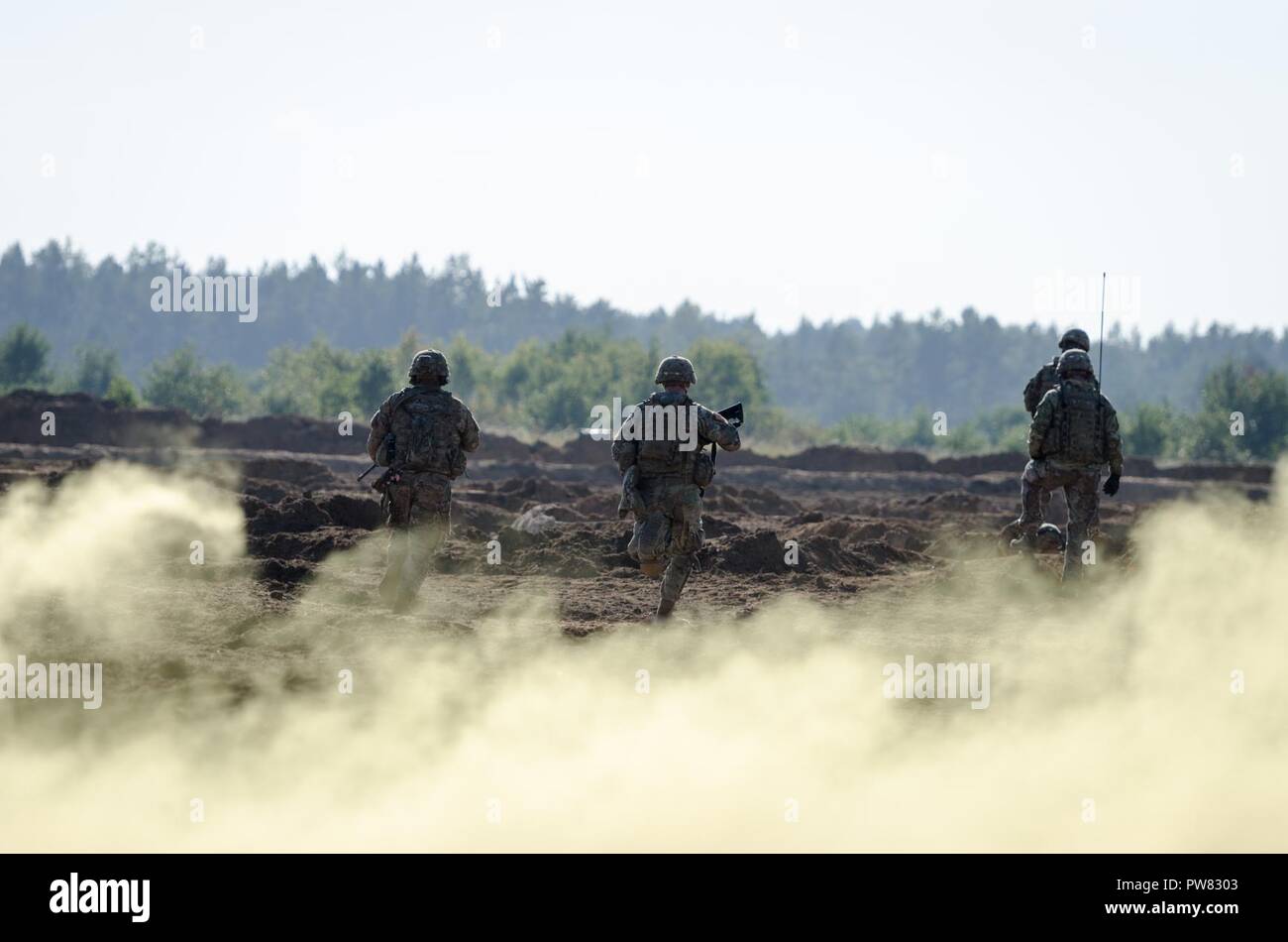 Des soldats américains de l'OTAN la présence renforcée de l'avant du groupe de combat en Pologne conduite effectifs vivre feux pour certifier chaque troupe et commandant des troupes à Bemowo Piskie Zone Formation près de Orzysz, Pologne, 1-3 octobre, 2017. La multinationale, unique, composé d'américains, britanniques et soldats roumains servir avec la 15e Brigade mécanisée polonaise comme une force de dissuasion dans le nord-est de la Pologne à l'appui de l'OTAN vers l'amélioration de la présence. Banque D'Images