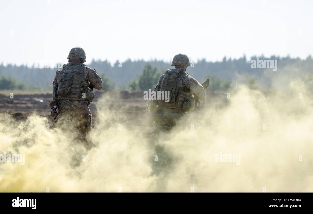 Des soldats américains de l'OTAN la présence renforcée de l'avant du groupe de combat en Pologne conduite effectifs vivre feux pour certifier chaque troupe et commandant des troupes à Bemowo Piskie Zone Formation près de Orzysz, Pologne, 1-3 octobre, 2017. La multinationale, unique, composé d'américains, britanniques et soldats roumains servir avec la 15e Brigade mécanisée polonaise comme une force de dissuasion dans le nord-est de la Pologne à l'appui de l'OTAN vers l'amélioration de la présence. Banque D'Images