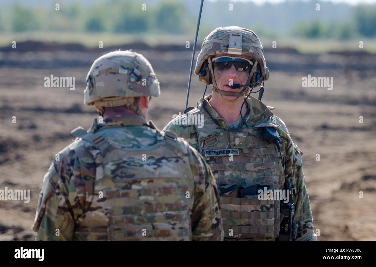 Des soldats américains de l'OTAN la présence renforcée de l'avant du groupe de combat en Pologne conduite effectifs vivre feux pour certifier chaque troupe et commandant des troupes à Bemowo Piskie Zone Formation près de Orzysz, Pologne, 1-3 octobre, 2017. La multinationale, unique, composé d'américains, britanniques et soldats roumains servir avec la 15e Brigade mécanisée polonaise comme une force de dissuasion dans le nord-est de la Pologne à l'appui de l'OTAN vers l'amélioration de la présence. Banque D'Images