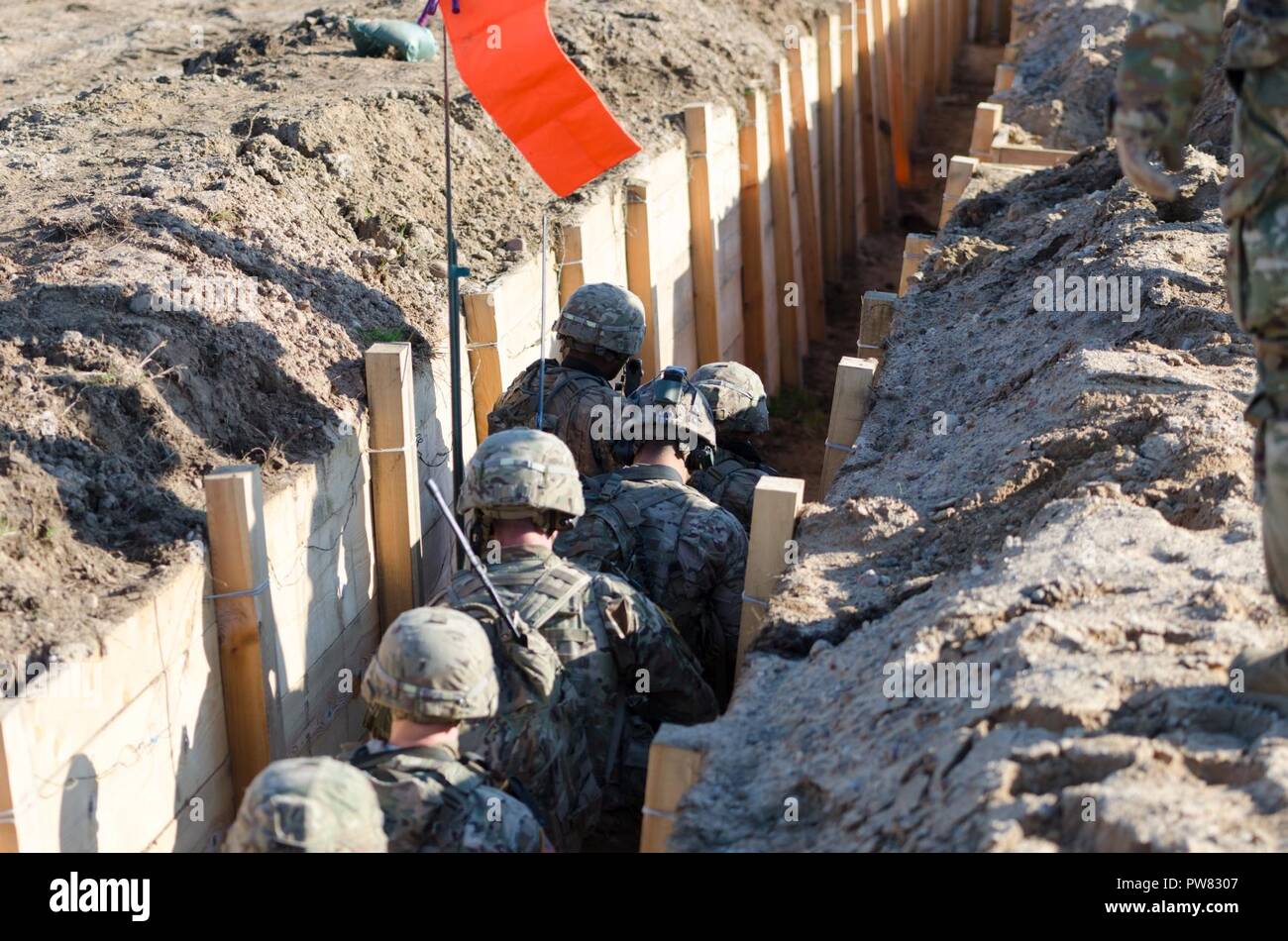 Des soldats américains de l'OTAN la présence renforcée de l'avant du groupe de combat en Pologne conduite effectifs vivre feux pour certifier chaque troupe et commandant des troupes à Bemowo Piskie Zone Formation près de Orzysz, Pologne, 1-3 octobre, 2017. La multinationale, unique, composé d'américains, britanniques et soldats roumains servir avec la 15e Brigade mécanisée polonaise comme une force de dissuasion dans le nord-est de la Pologne à l'appui de l'OTAN vers l'amélioration de la présence. Banque D'Images