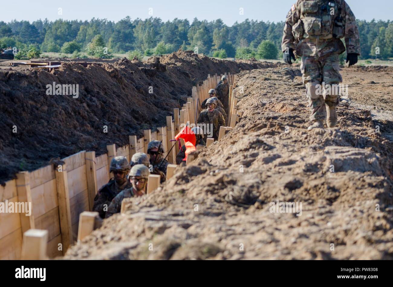 Des soldats américains de l'OTAN la présence renforcée de l'avant du groupe de combat en Pologne conduite effectifs vivre feux pour certifier chaque troupe et commandant des troupes à Bemowo Piskie Zone Formation près de Orzysz, Pologne, 1-3 octobre, 2017. La multinationale, unique, composé d'américains, britanniques et soldats roumains servir avec la 15e Brigade mécanisée polonaise comme une force de dissuasion dans le nord-est de la Pologne à l'appui de l'OTAN vers l'amélioration de la présence. Banque D'Images