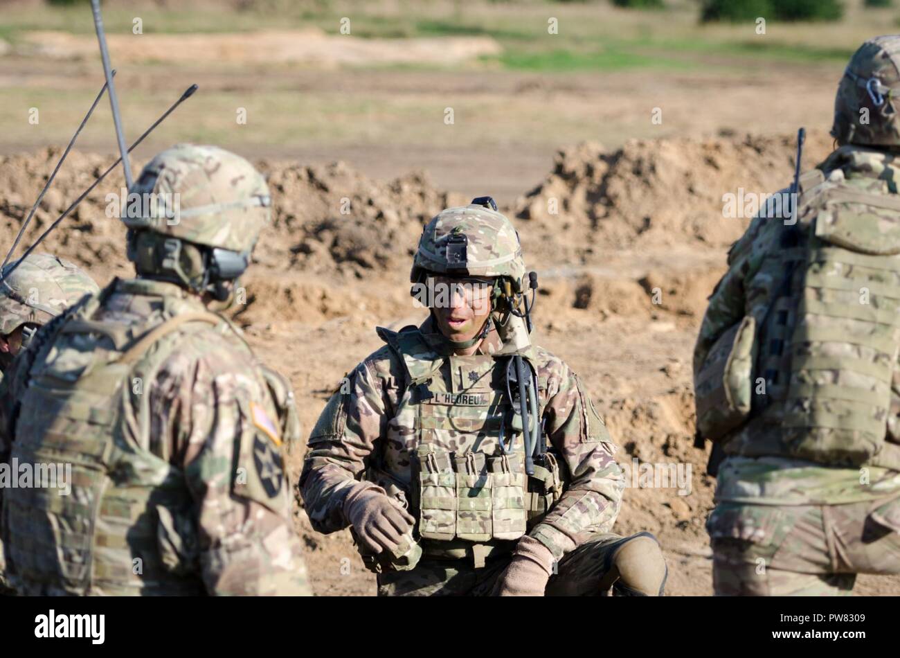 Des soldats américains de l'OTAN la présence renforcée de l'avant du groupe de combat en Pologne conduite effectifs vivre feux pour certifier chaque troupe et commandant des troupes à Bemowo Piskie Zone Formation près de Orzysz, Pologne, 1-3 octobre, 2017. La multinationale, unique, composé d'américains, britanniques et soldats roumains servir avec la 15e Brigade mécanisée polonaise comme une force de dissuasion dans le nord-est de la Pologne à l'appui de l'OTAN vers l'amélioration de la présence. Banque D'Images