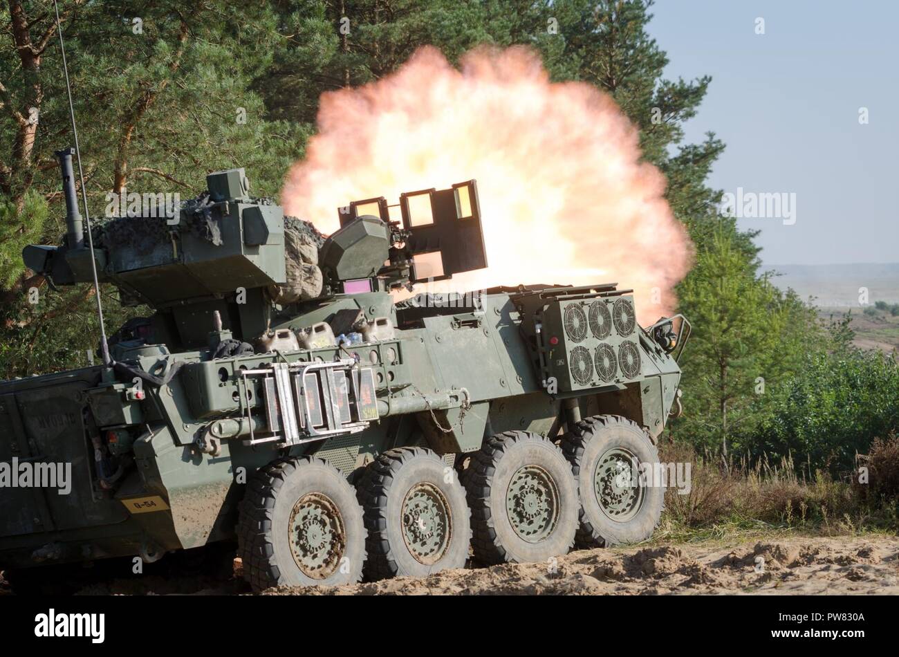 Des soldats américains de l'OTAN la présence renforcée de l'avant du groupe de combat en Pologne conduite effectifs vivre feux pour certifier chaque troupe et commandant des troupes à Bemowo Piskie Zone Formation près de Orzysz, Pologne, 1-3 octobre, 2017. La multinationale, unique, composé d'américains, britanniques et soldats roumains servir avec la 15e Brigade mécanisée polonaise comme une force de dissuasion dans le nord-est de la Pologne à l'appui de l'OTAN vers l'amélioration de la présence. Banque D'Images