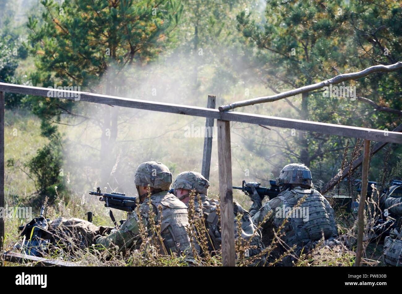 Des soldats américains de l'OTAN la présence renforcée de l'avant du groupe de combat en Pologne conduite effectifs vivre feux pour certifier chaque troupe et commandant des troupes à Bemowo Piskie Zone Formation près de Orzysz, Pologne, 1-3 octobre, 2017. La multinationale, unique, composé d'américains, britanniques et soldats roumains servir avec la 15e Brigade mécanisée polonaise comme une force de dissuasion dans le nord-est de la Pologne à l'appui de l'OTAN vers l'amélioration de la présence. Banque D'Images