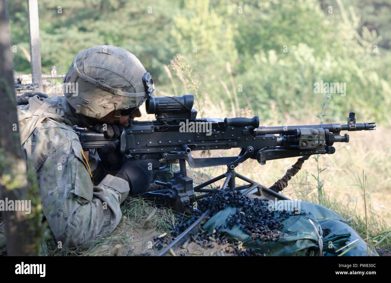 Des soldats américains de l'OTAN la présence renforcée de l'avant du groupe de combat en Pologne conduite effectifs vivre feux pour certifier chaque troupe et commandant des troupes à Bemowo Piskie Zone Formation près de Orzysz, Pologne, 1-3 octobre, 2017. La multinationale, unique, composé d'américains, britanniques et soldats roumains servir avec la 15e Brigade mécanisée polonaise comme une force de dissuasion dans le nord-est de la Pologne à l'appui de l'OTAN vers l'amélioration de la présence. Banque D'Images