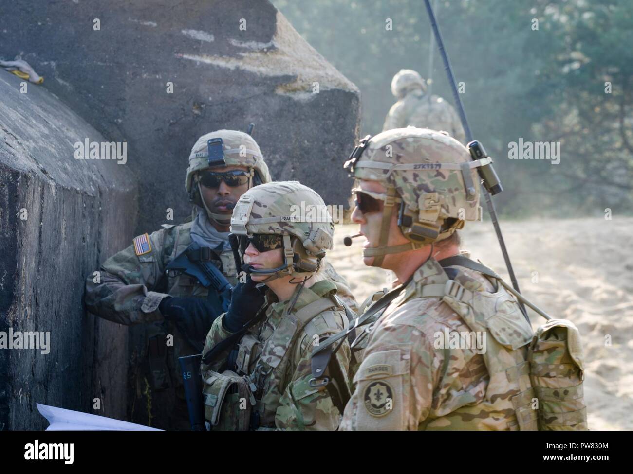 Des soldats américains de l'OTAN la présence renforcée de l'avant du groupe de combat en Pologne conduite effectifs vivre feux pour certifier chaque troupe et commandant des troupes à Bemowo Piskie Zone Formation près de Orzysz, Pologne, 1-3 octobre, 2017. La multinationale, unique, composé d'américains, britanniques et soldats roumains servir avec la 15e Brigade mécanisée polonaise comme une force de dissuasion dans le nord-est de la Pologne à l'appui de l'OTAN vers l'amélioration de la présence. Banque D'Images
