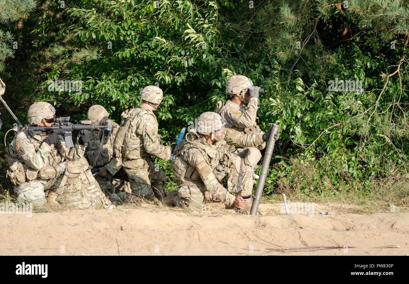 Des soldats américains de l'OTAN la présence renforcée de l'avant du groupe de combat en Pologne conduite effectifs vivre feux pour certifier chaque troupe et commandant des troupes à Bemowo Piskie Zone Formation près de Orzysz, Pologne, 1-3 octobre, 2017. La multinationale, unique, composé d'américains, britanniques et soldats roumains servir avec la 15e Brigade mécanisée polonaise comme une force de dissuasion dans le nord-est de la Pologne à l'appui de l'OTAN vers l'amélioration de la présence. Banque D'Images