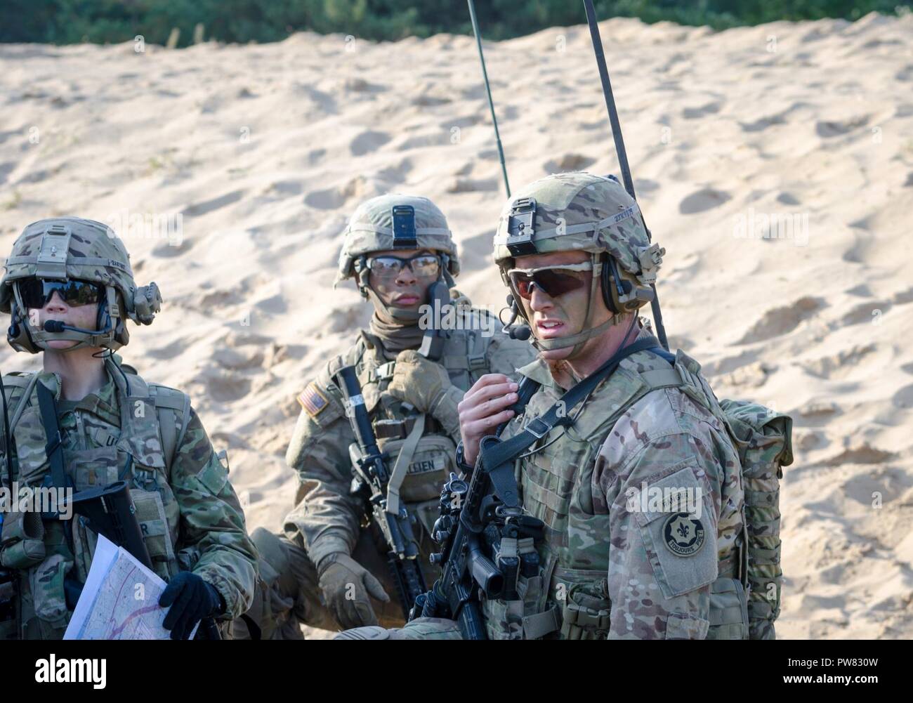 Des soldats américains de l'OTAN la présence renforcée de l'avant du groupe de combat en Pologne conduite effectifs vivre feux pour certifier chaque troupe et commandant des troupes à Bemowo Piskie Zone Formation près de Orzysz, Pologne, 1-3 octobre, 2017. La multinationale, unique, composé d'américains, britanniques et soldats roumains servir avec la 15e Brigade mécanisée polonaise comme une force de dissuasion dans le nord-est de la Pologne à l'appui de l'OTAN vers l'amélioration de la présence. Banque D'Images