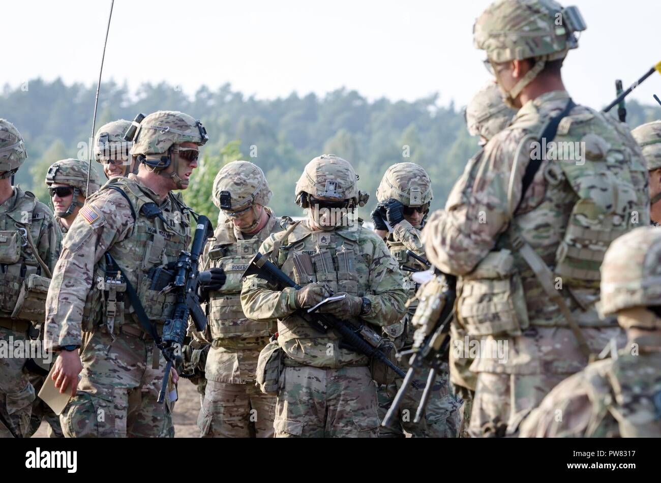 Des soldats américains de l'OTAN la présence renforcée de l'avant du groupe de combat en Pologne conduite effectifs vivre feux pour certifier chaque troupe et commandant des troupes à Bemowo Piskie Zone Formation près de Orzysz, Pologne, 1-3 octobre, 2017. La multinationale, unique, composé d'américains, britanniques et soldats roumains servir avec la 15e Brigade mécanisée polonaise comme une force de dissuasion dans le nord-est de la Pologne à l'appui de l'OTAN vers l'amélioration de la présence. Banque D'Images