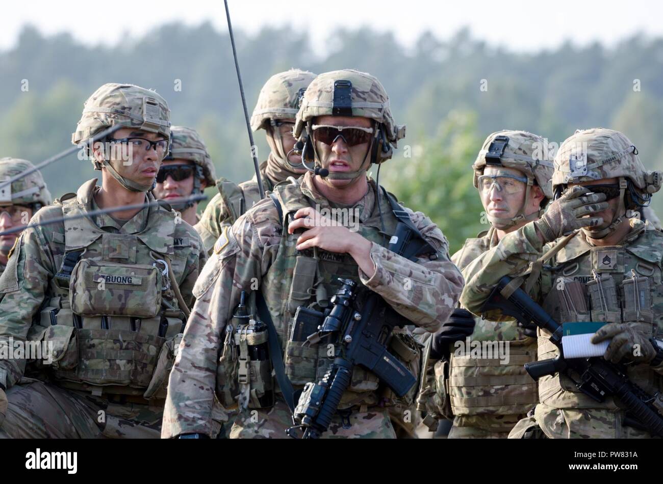 Des soldats américains de l'OTAN la présence renforcée de l'avant du groupe de combat en Pologne conduite effectifs vivre feux pour certifier chaque troupe et commandant des troupes à Bemowo Piskie Zone Formation près de Orzysz, Pologne, 1-3 octobre, 2017. La multinationale, unique, composé d'américains, britanniques et soldats roumains servir avec la 15e Brigade mécanisée polonaise comme une force de dissuasion dans le nord-est de la Pologne à l'appui de l'OTAN vers l'amélioration de la présence. Banque D'Images
