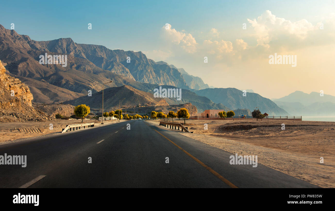 Khasab pittoresque route côtière dans le gouvernorat de Musandam Oman Banque D'Images
