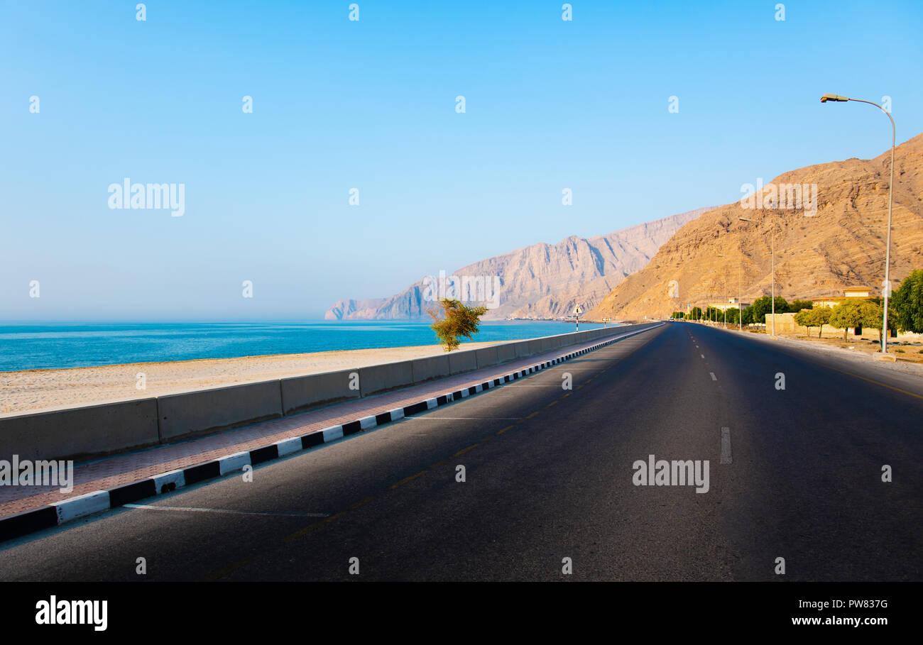 Khasab pittoresque route côtière dans le gouvernorat de Musandam Oman Banque D'Images