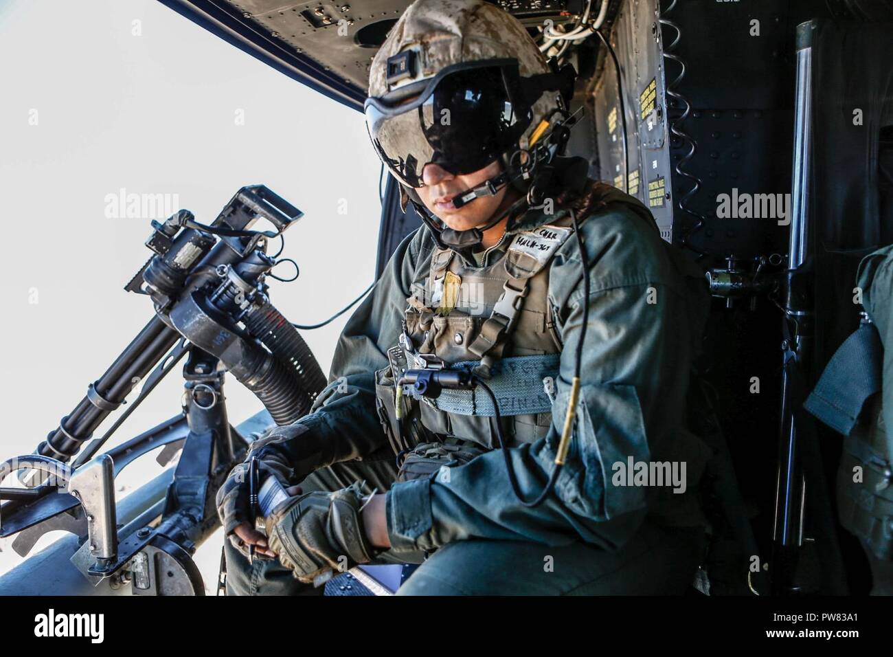 Corps des Marines des États-Unis Le Cpl. Breanna Brown, mécanicien d'hélicoptère, à l'Escadron d'attaque légère Marine 167 (HMLA-167), Marine Aircraft Group 29 (MAG-29), 2nd Marine Aircraft Wing (2D MAW), des enquêtes de la zone d'atterrissage au cours d'armes et tactiques cours instructeurs (WTI) 1-18 à la montagne de chocolat, de tir aérien, en Californie, Mai 03, 2017. Le WTI est une formation de 7 semaines organisé par Marine Aviation armes et tactiques (MAWTS-1) de l'escadron de cadets, qui met l'intégration opérationnelle des six fonctions de l'aviation maritime à l'appui d'une masse d'Air Maritime Task Force. MAWTS-1 fournit les Banque D'Images