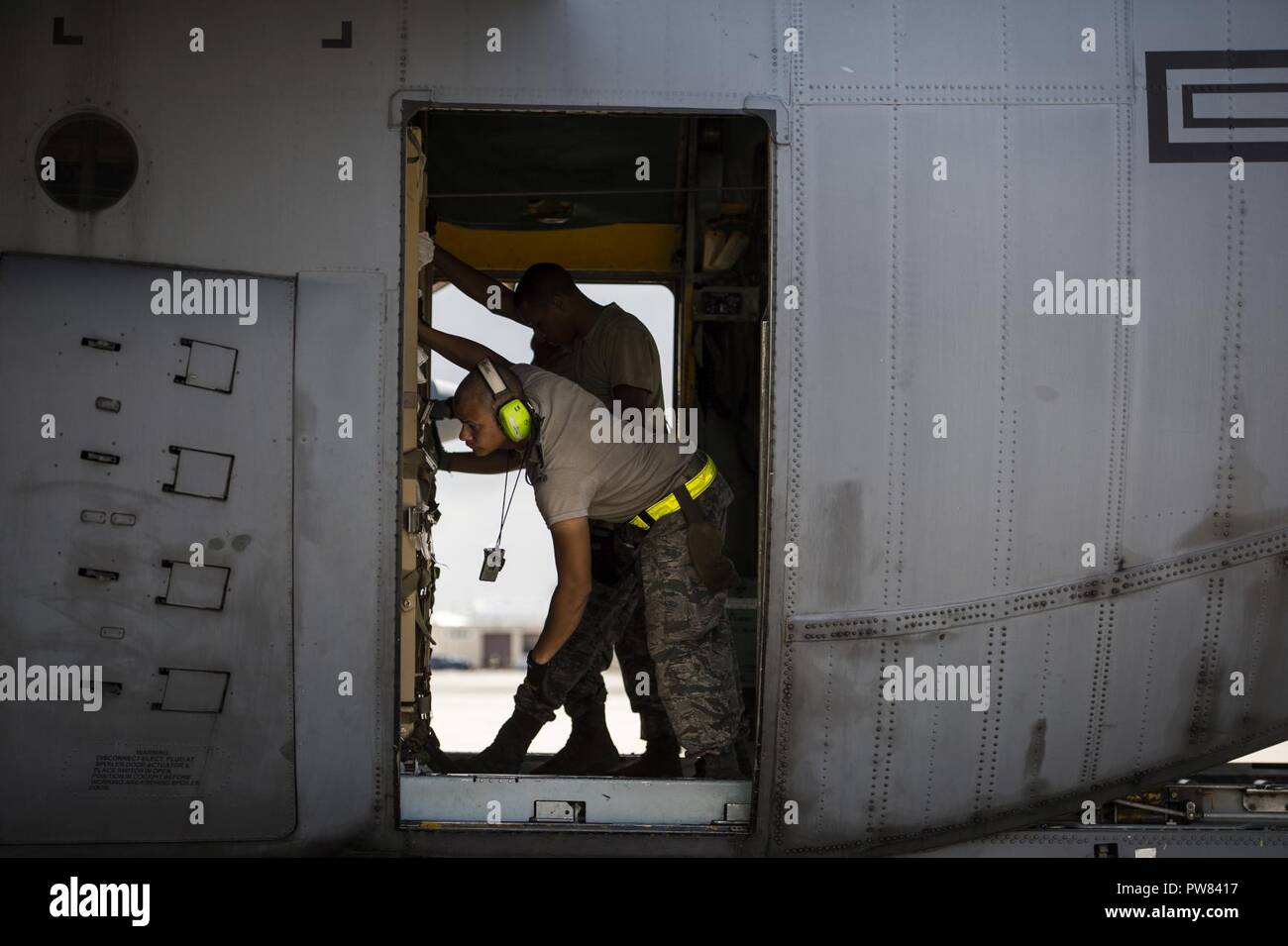 WC-130E Hercules équipage transporter du fret à Muñiz Air National Guard Base, Puerto Rico, le 2 octobre 2017. L'ouragan Maria formé dans l'océan Atlantique et les îles de la mer des Caraïbes, y compris Porto Rico et les Îles Vierges américaines. Les moyens militaires des États-Unis a appuyé la FEMA ainsi que l'état et les autorités locales dans les efforts de sauvetage et de secours. Banque D'Images