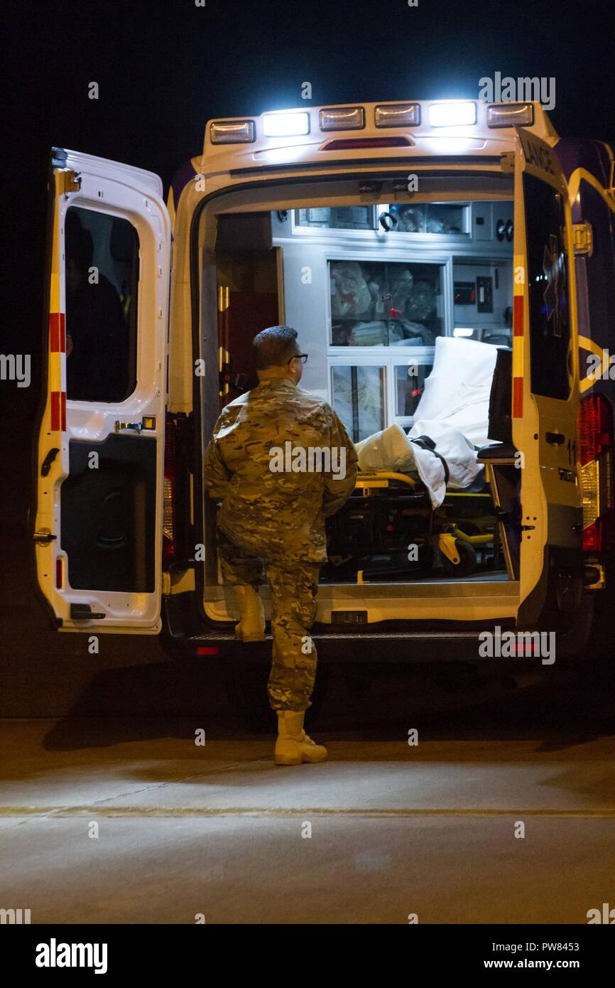 Réserve de l'armée américaine le Sgt. Le Major Nelson Ildefonso, le médecin-chef officier sous-officiers avec le Centre de coordination fédéral Augusta, a une conversation avec un patient de la médecine évacués des îles Vierges dans une ambulance le 2 octobre à l'aéroport métropolitain de Columbia en Colombie-Britannique, S. C. Ildefonso a travaillé avec les membres de l'armée américaine a conduit à des réserves de la Colombie-Britannique, la première FAC FAC jamais d'être activé et recevoir les patients à la veille d'une catastrophe naturelle - dans ce cas l'Ouragan Maria - Ministère de la Défense dans l'histoire. Idelfonso a parlé avec le patient, un vétéran de l'armée, à propos de l'expérience du patient Banque D'Images