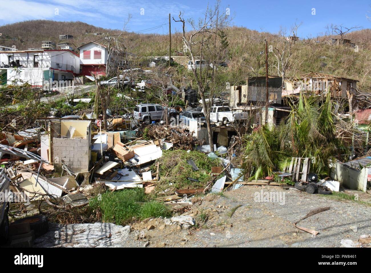 De graves dommages environnementaux et structurels imposés par le passage des ouragans Irma et Maria comme vu le 25 septembre 2017, sur l'île de Saint John dans les îles Vierges américaines. Après la tempête historique de la Garde nationale, les membres ont été déployés à partir de l'ensemble des Etats-Unis d'aider les autorités civiles à des efforts de rétablissement dans les îles Vierges américaines et Porto Rico. Banque D'Images