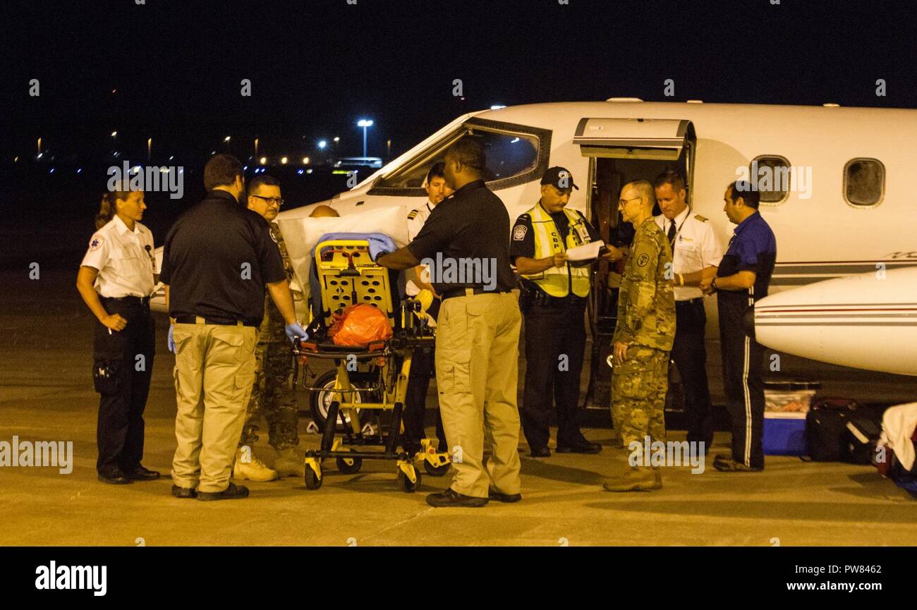 Un patient qui a été évacué de l'Îles Vierges américaines, à la suite de l'ouragan maria le 2 octobre fait son chemin à une ambulance d'attente après avoir été évalués par le personnel médical à l'aéroport métropolitain de Columbia en Colombie-Britannique, le Centre de coordination fédéral S.C. Colombie-britannique équipe était responsable de l'accueil des patients évacués à la suite du cyclone Maria sur vols provenant de Puerto Rico ou des îles Vierges américaines, l'évaluation des patients, puis les mettre en place avec soin dans un hôpital local. Colombie-britannique FAC, une équipe dirigée par des soldats de la réserve de l'armée américaine, a été le premier ministère de la défense de l'équipe d'être ac Banque D'Images