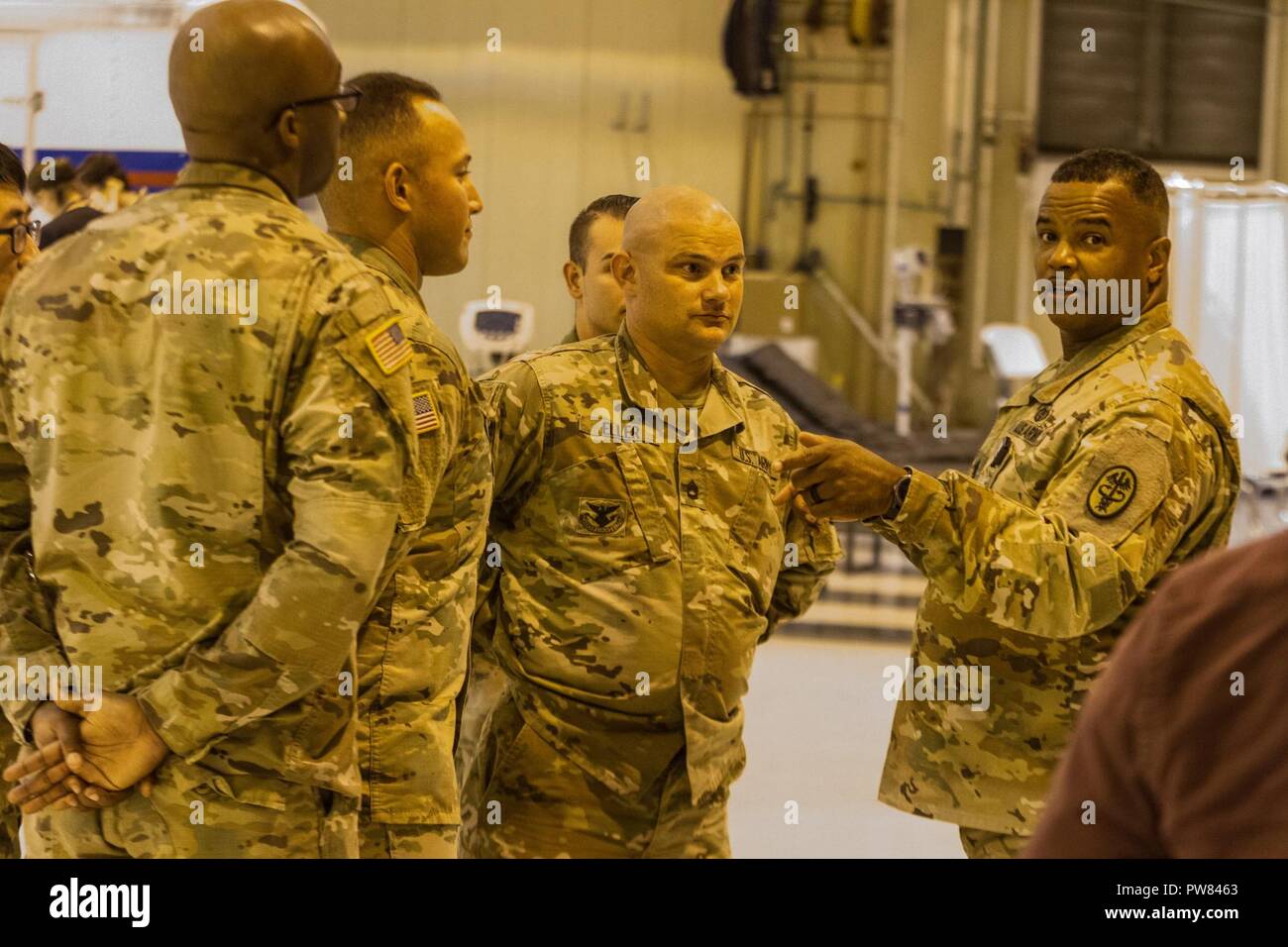 Le Sgt commande. Le major de Rahim T. Jones, sergent-major de commandement de l'Armée Moncrief, Clinique de santé de l'activité médicale de l'armée américaine Fort Jackson, S.C., parle avec des soldats qui ont aidé dans l'évaluation d'un patient évacué d'Îles vierges le 2 octobre à l'aéroport métropolitain de Columbia en Colombie-Britannique, L.C. (le Centre de coordination fédéral Colombie-britannique équipe était responsable de l'accueil des patients évacués à la suite du cyclone Maria sur vols provenant de Puerto Rico ou des îles Vierges américaines, l'évaluation des patients, puis les mettre en place avec soin dans un hôpital local. Colombie-britannique FAC, une équipe menée b Banque D'Images