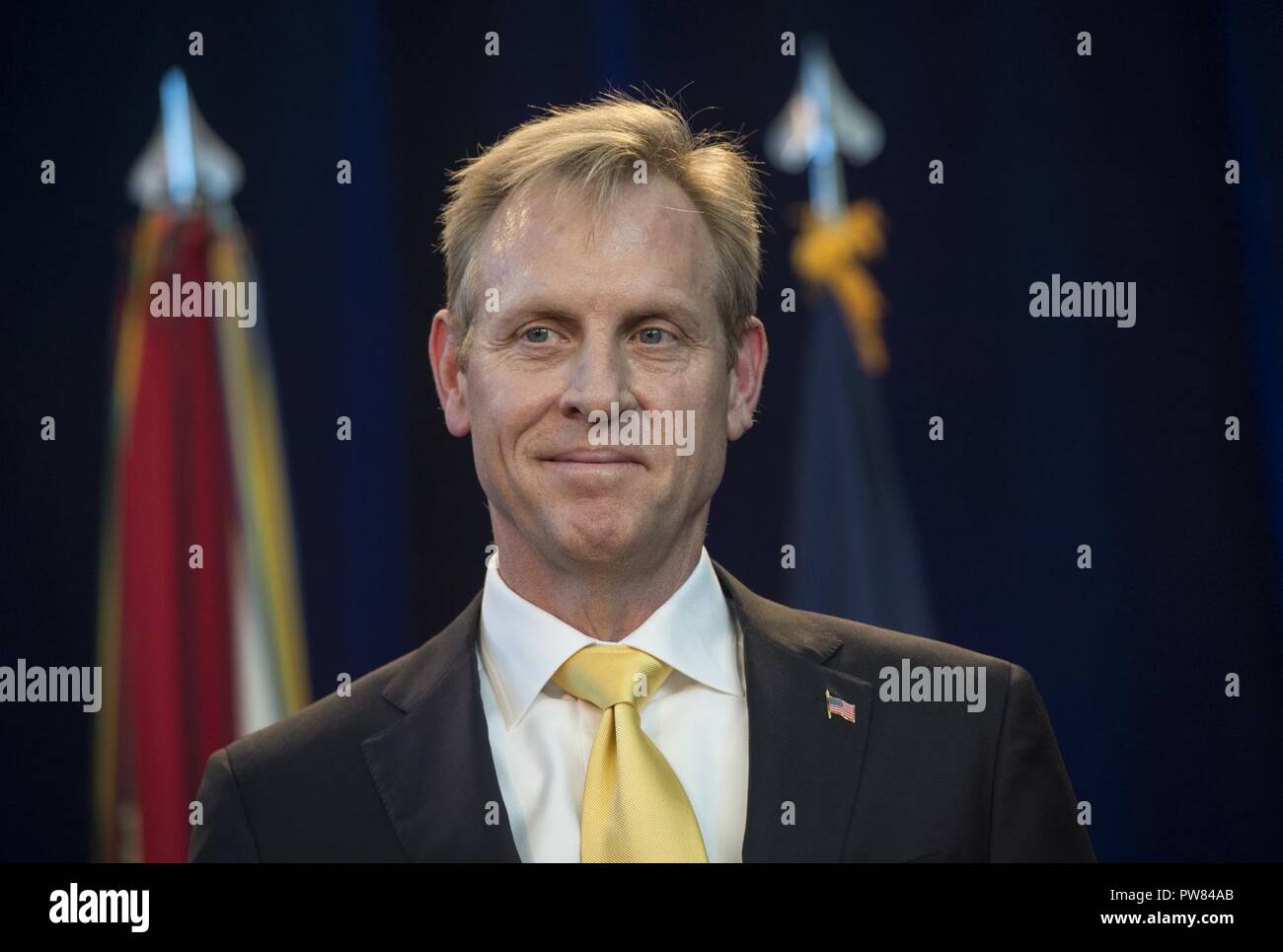 Le Secrétaire adjoint à la défense Pat Shanahan parle au cours de l'Agence de renseignement de la Défense changement de direction cérémonie à Joint Base Anacostia-Bolling à Washington. D.C., le 3 octobre 2017. Le directeur sortant du Corps des Marines des États-Unis était le lieutenant général Vincent Stewart et était nouveau directeur est le général de l'armée américaine Robert Ashley. Ashley était auparavant conseiller principal auprès du secrétaire de l'armée et l'état-major de l'armée de tous les aspects de l'intelligence, le contre-espionnage et de sécurité. Banque D'Images