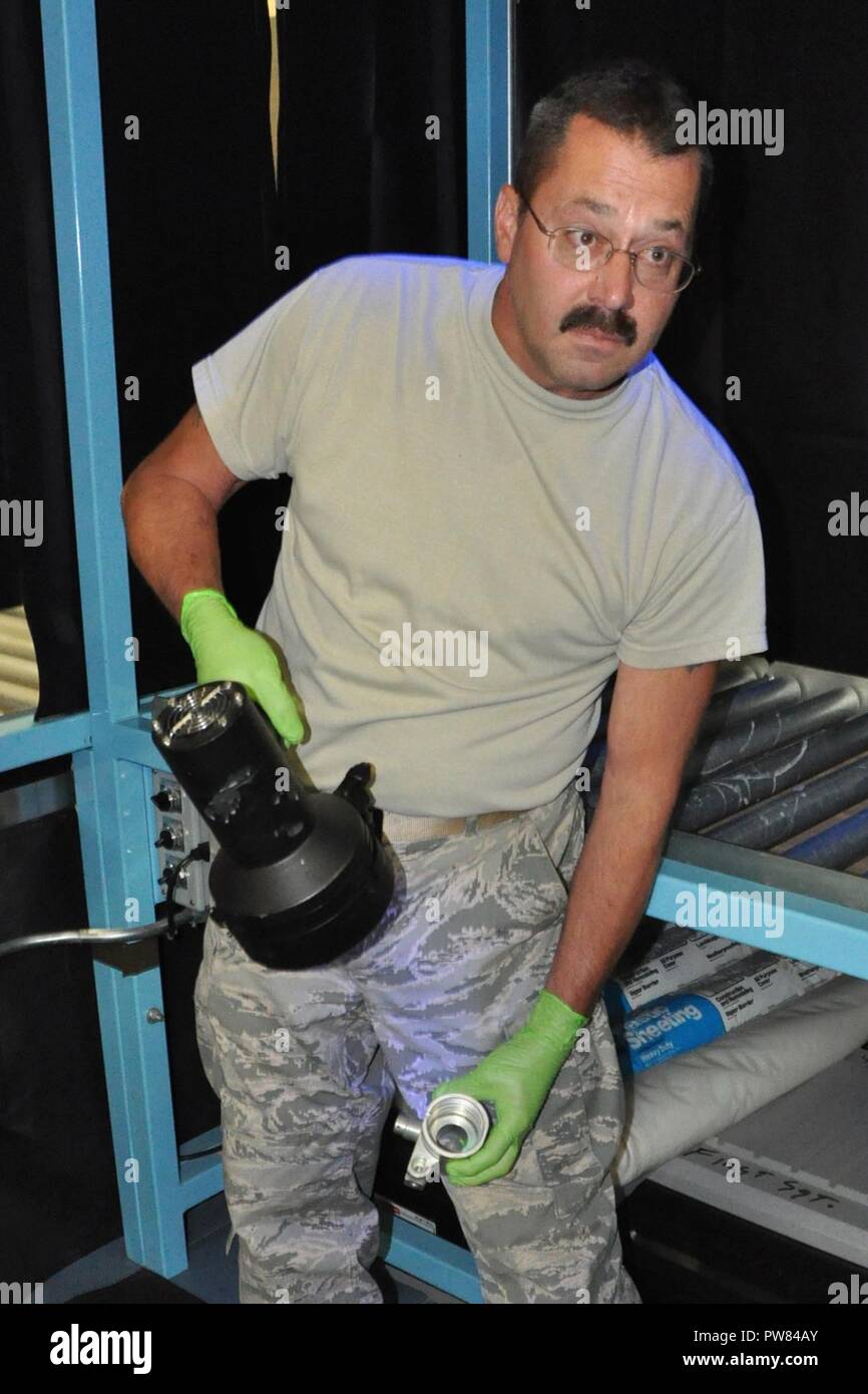 STATION DE LA RÉSERVE AÉRIENNE de Youngstown, Ohio - Air Force Reserve Master Sgt. Al Redarowicz, non-destructif (NDI) Chef de section affectée à la 910th Escadron de maintenance, utilise une lampe à ultraviolet pour mettre en surbrillance une fissure dans un raccord hydraulique pour expliquer l'un des capacités dans son travail au centre d'un groupe de plus de 30 enseignants de l'AQN magasin ici, le 27 septembre 2017. Le but de l'événement de sensibilisation à l'éducateur est de permettre aux participants d'en apprendre plus sur la réserve de la Force aérienne de carrière de leur équipe de recrutement local et avoir une meilleure compréhension de la 910ème mission du et un grand Banque D'Images