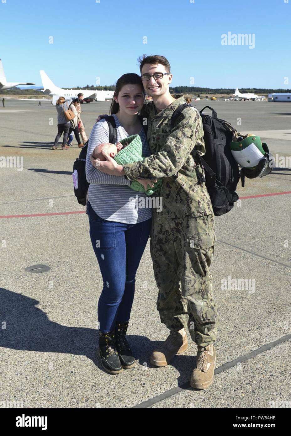 OAK Harbor, Washington (Octobre 03, 2017) l'Aviation 3e classe Mécanicien structurels Evan Vokes, affecté à l'Escadron de patrouille (VP) 46 l'île, pose pour une photo avec sa famille en arrivant chez d'un déploiement dans le Naval Air Station Whidbey Island. VP-46 a récemment terminé un déploiement de sept mois au 5e, 6e et 7e flotte domaines de responsabilité au cours de laquelle ils ont fourni un appui à l'Opération Détermination inhérente. Banque D'Images