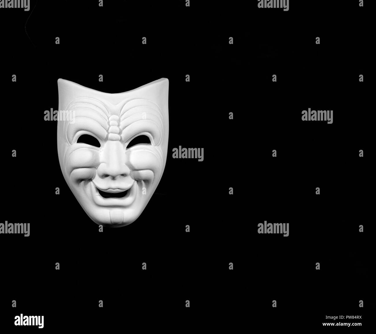 Masque de théâtre le expresing comédie, masque blanc sur fond noir avec de l'espace libre pour le texte Banque D'Images