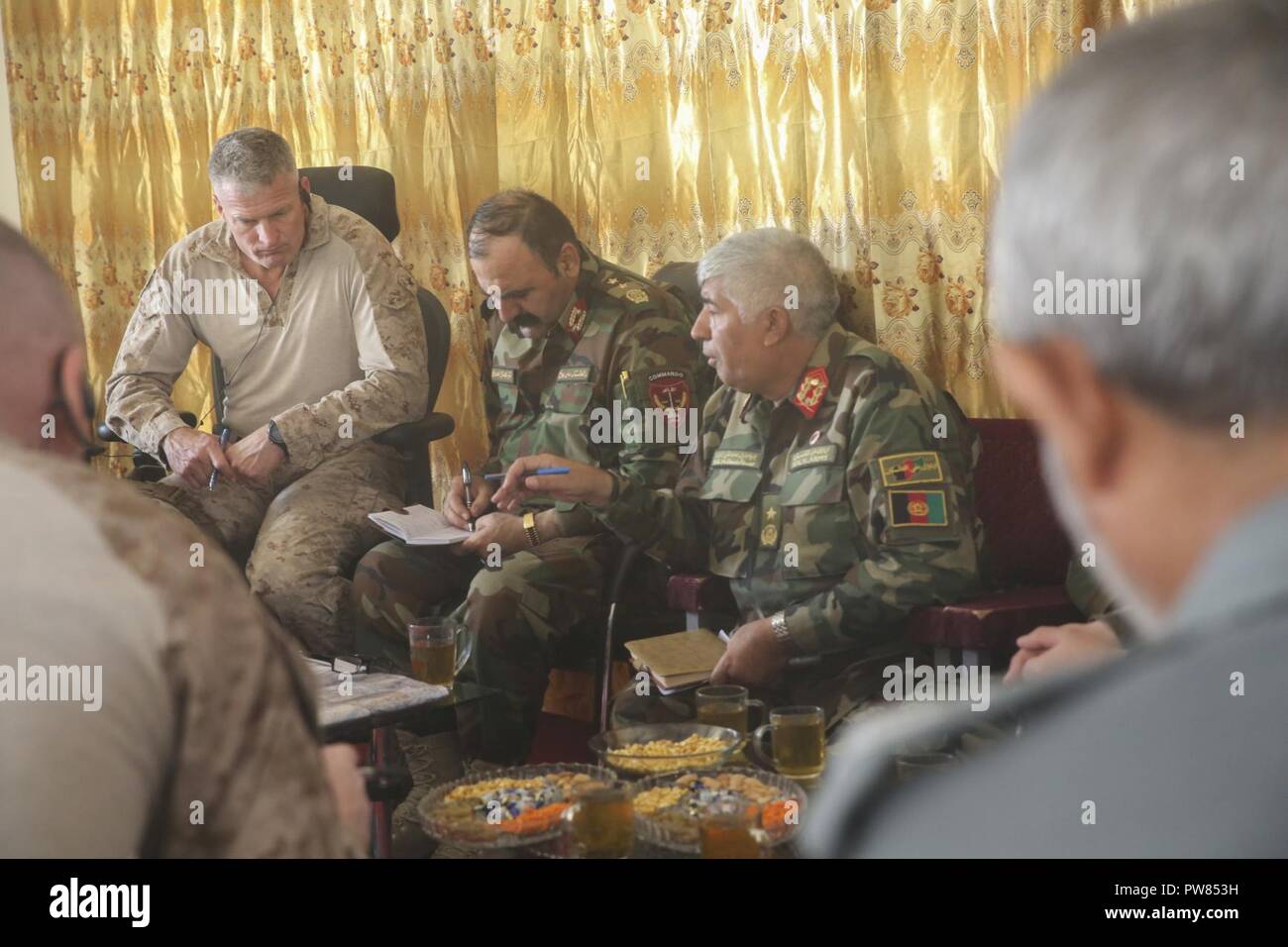 Le brigadier de l'Armée nationale afghane. Le général Mohammed Ghani, droite, le directeur général du 215e Corps, parle avec les principaux de la Défense nationale afghane et des forces de sécurité et les dirigeants US Marines avec la Force au sud-ouest près de Gereshk, Afghanistan, 1 octobre, 2017. Avec le Groupe de travail des conseillers en ANDSF assistée pendant toute l'opération Maiwand Six, qui a insurgés de Gereshk et des environs. Des unités de l'ANA, Police nationale afghane et Direction nationale de la sécurité a travaillé de concert pour améliorer la sécurité et la stabilité pour la population locale tout au long de la mission de deux semaines. Banque D'Images