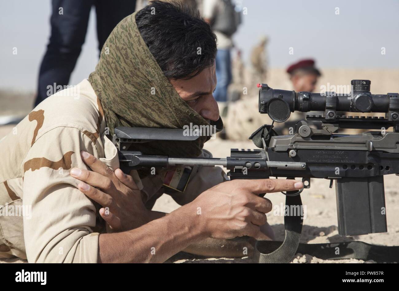 Un membre des forces de sécurité irakiennes se prépare à faire feu de son fusil lors d'entraînement au Camp Taji, Irak, le 28 septembre 2017. Camp Taji est l'un des quatre Combined Joint Task Force - Fonctionnement résoudre inhérent à renforcer les capacités des partenaires endroits consacre à la formation des forces des partenaires et renforcer leur efficacité sur le champ de bataille. Les GFIM-OIR est la Coalition mondiale pour vaincre ISIS en Iraq et en Syrie. Banque D'Images