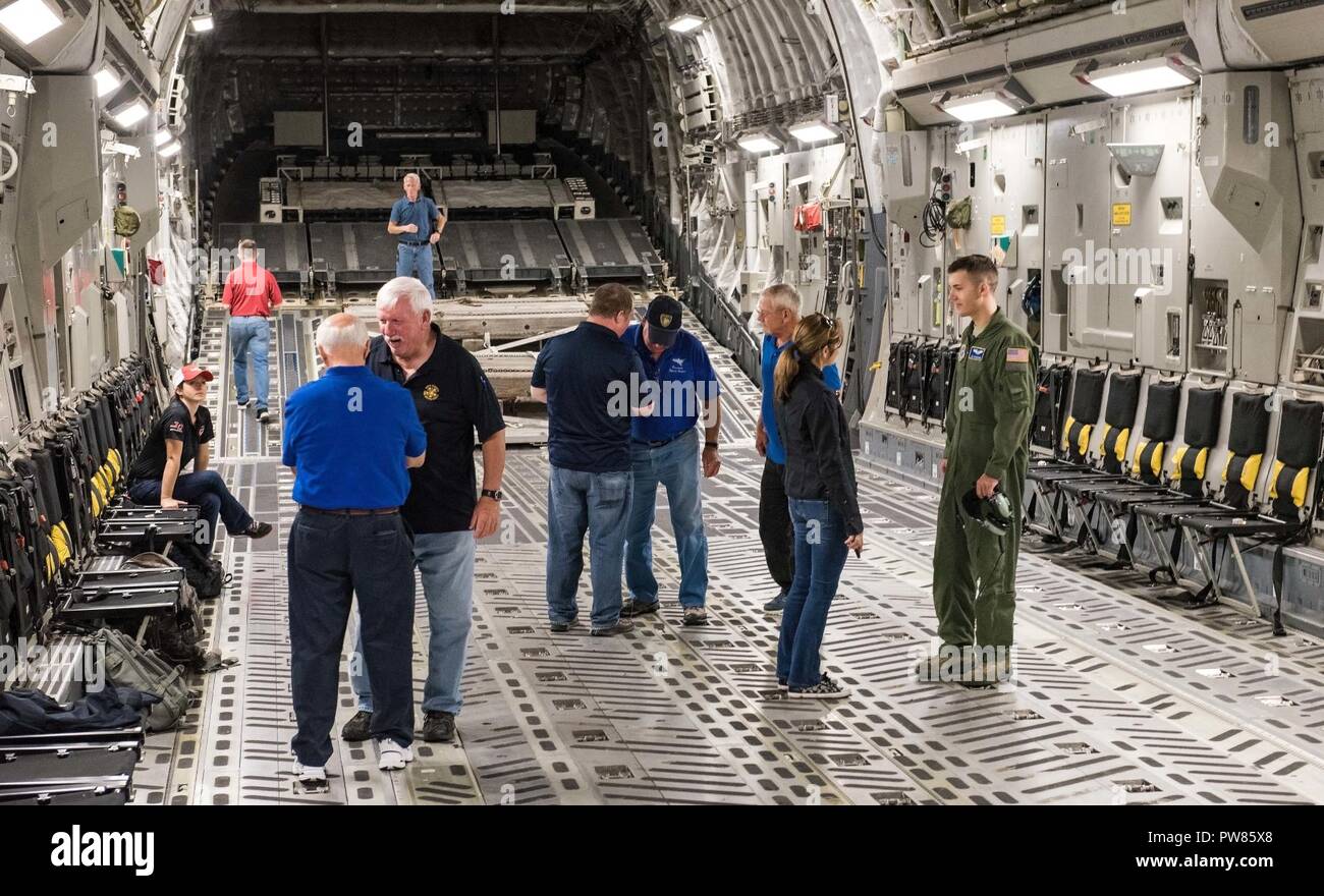 Airman Senior Andrew Gwinn, Escadron de transport aérien 3d'arrimeur, répond aux questions des membres de l'équipe de NASCAR sur le C-17 Globemaster III et ses fonctions le 28 septembre 2017, sur la base aérienne de Dover, Delaware Gwinn a été membre de l'équipage d'un 3d qui ont eu plus de 20 participants sur un vol d'orientation de NASCAR. Banque D'Images