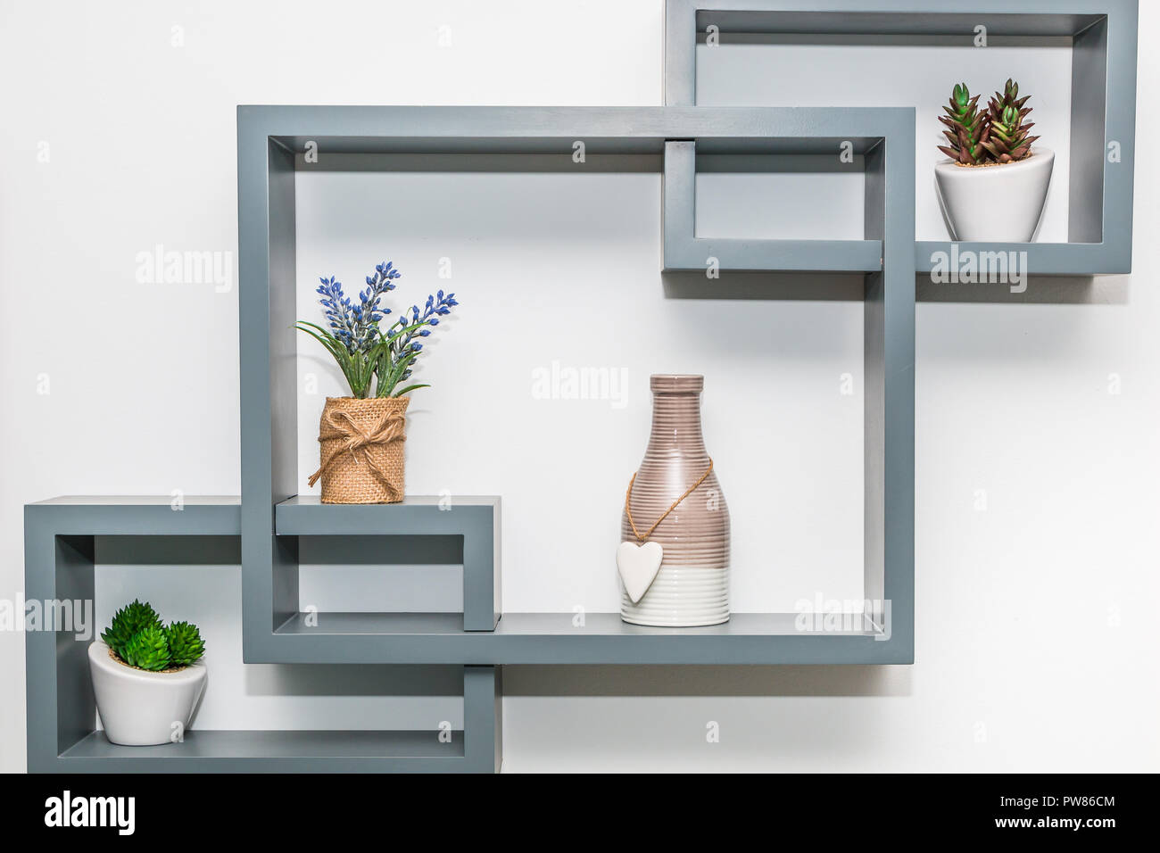 Tablette décorative moderne avec des vases et des fleurs sur le mur blanc  arrière-plan. Close up Photo Stock - Alamy