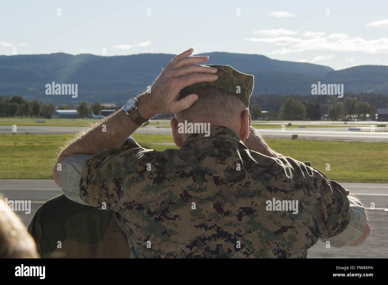 Marine Corps, le général Joseph F. Dunford Jr., chef d'état-major interarmées, l'amiral et Haakon Bruun-Hanssen, chef de la Défense Norvégienne, ajuste son capot après il débarque d'un avion pour visiter la force de rotation maritime dans la tour et Vaernes Marine Corps dégrossissement du Program-Norway dans la grotte, Frigaard le 20 septembre 2017. Banque D'Images