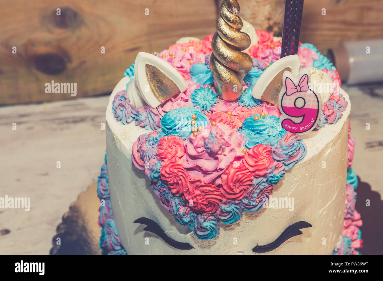 Licorne Gateau D Anniversaire Pour Petites Filles Colorees Decorees De Creme Fouettee Et Numero 9 Sur Le Dessus Close Up Photo Stock Alamy Licorne Gateau D Anniversaire Pour Petites Filles Colorees Decorees De Creme Fouettee Et Numero 9 Sur Le Dessus Close Up Photo Stock Alamy