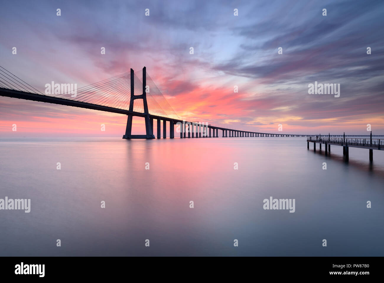 Pont Vasco da Gama paysage au lever du soleil. L'un des plus longs ponts du monde. Lisbonne est une destination touristique extraordinaire parce que sa lumière. Banque D'Images