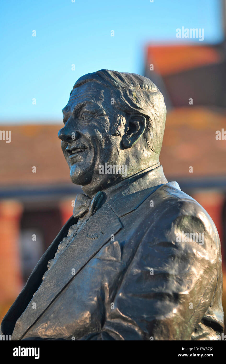 Statue de comédien britannique Les Dawson dans la paix et le bonheur dans le jardin St Annes on Sea, Lancashire, Royaume-Uni Banque D'Images