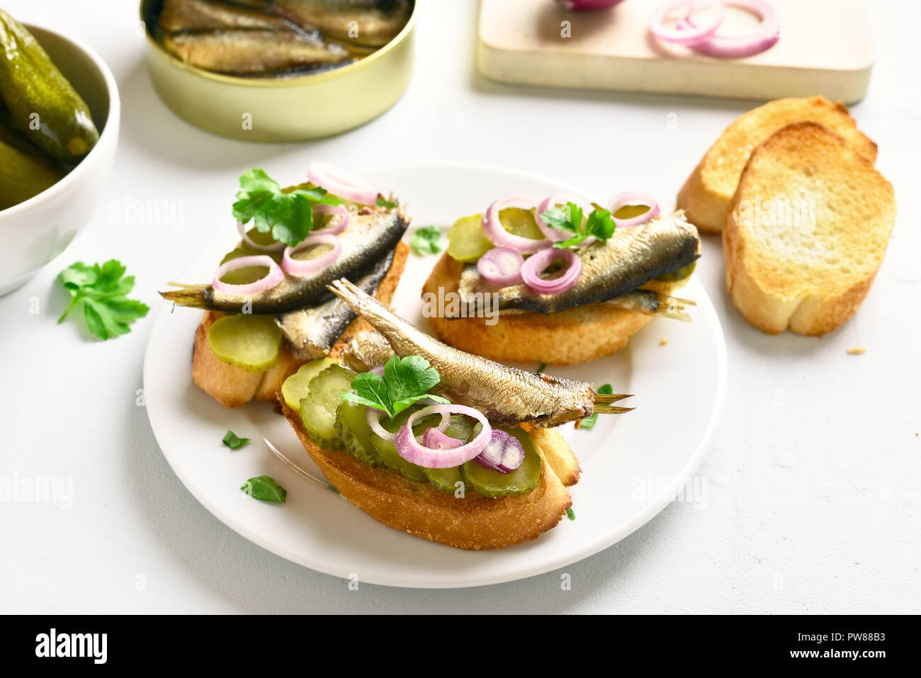 Des sandwichs avec du poisson, concombre mariné anchois et l'oignon. Snack délicieux Banque D'Images