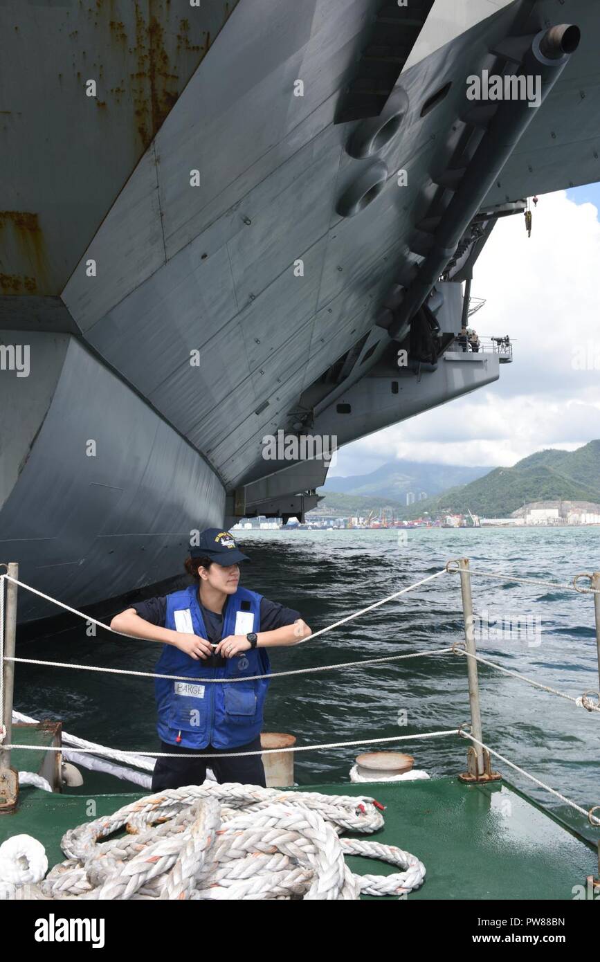 Le port de HONG KONG (oct. 2, 2017) -- un matelot de pont de l'avant-déployé porte-avions USS Ronald Reagan (CVN 76) donne sur le port de la barge de débarquement sous la plage arrière. Banque D'Images