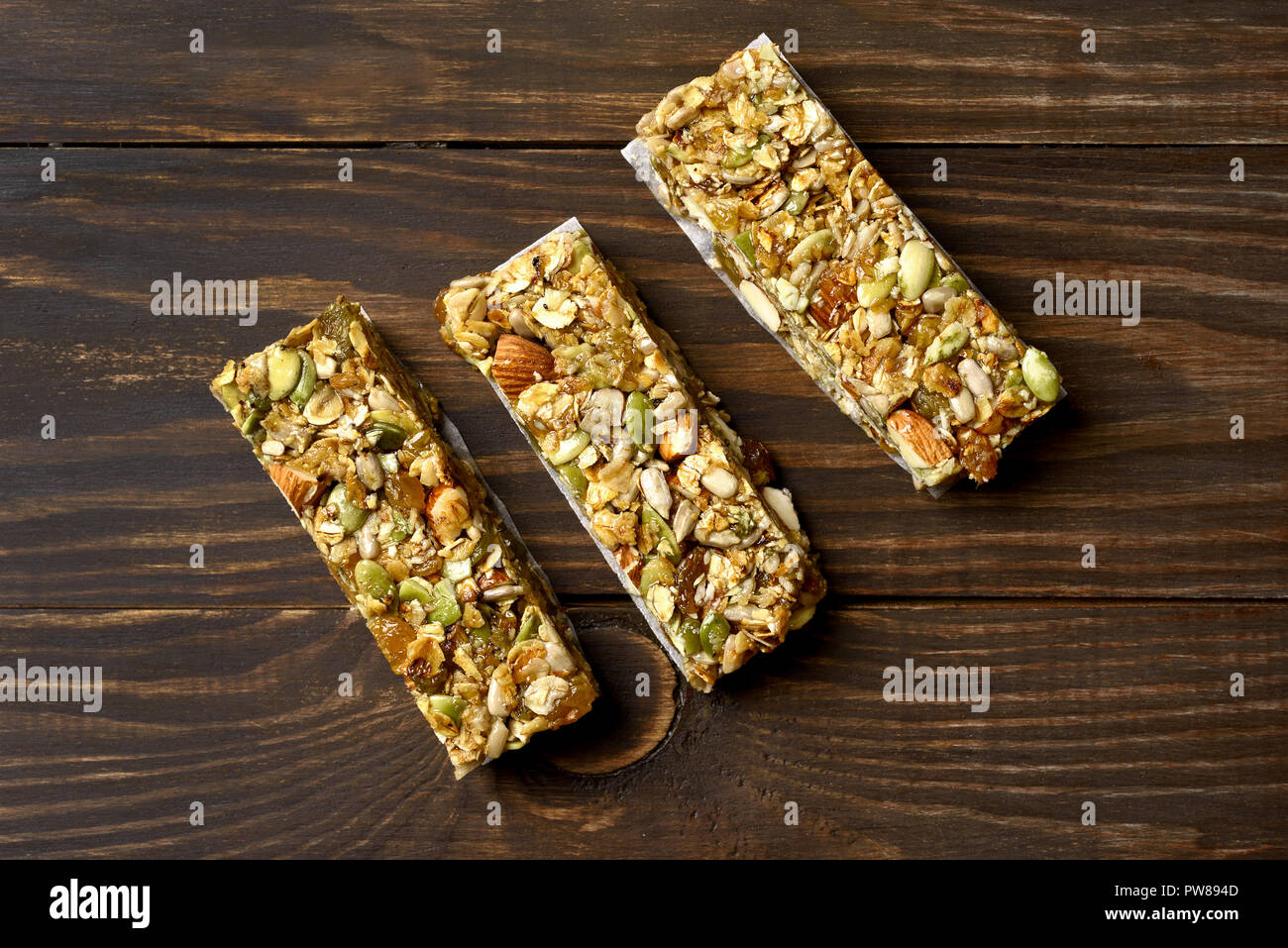 Barre granola. Snack-énergie sur fond de bois avec l'exemplaire de l'espace. Haut de la vue, télévision lay Banque D'Images