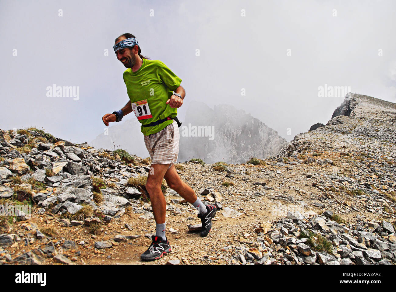 Un coureur de marathon à 2,850 m. de hauteur, sur la voie de l'E4 European long distance chemin vers les plus hauts sommets de l'Olympe mountain en Grèce centrale Banque D'Images