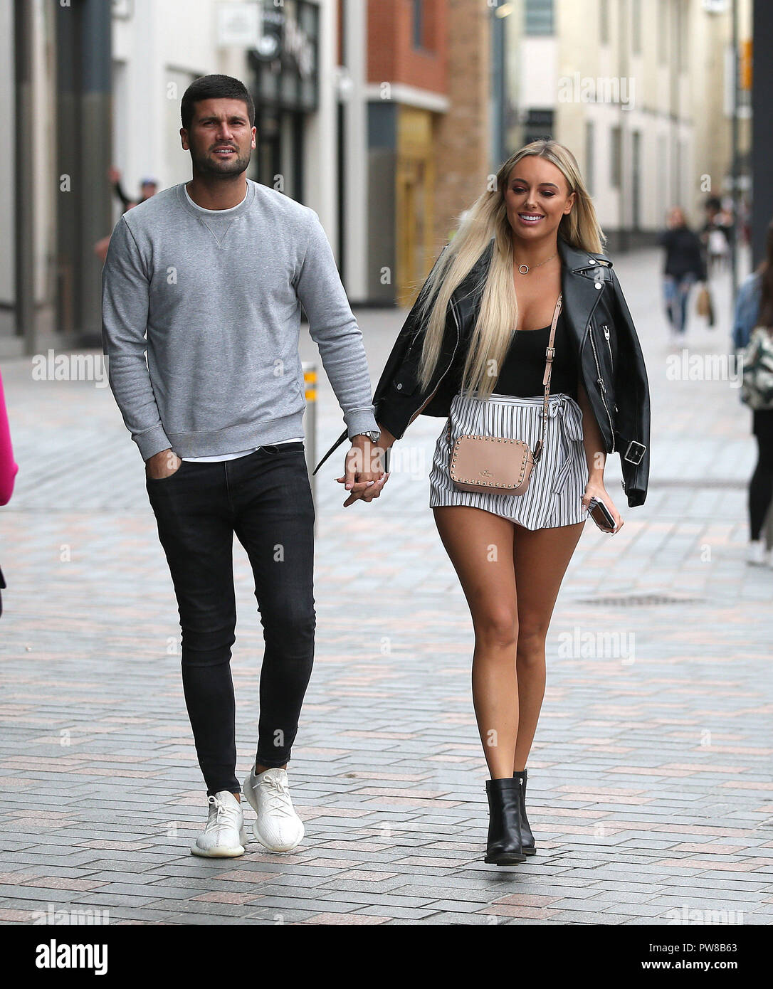 Le cast de TOWIE des scènes de film à Chelmsford, Essex. Courtney, et les deux Chloes tomber sur James Lock et une vive discussion a lieu au sujet de sa petite amie traitement James Yaz. Les acteurs semblent être encore en soutenant même quand les caméras ne sont pas rouler. Tommy plus tôt, la Géorgie, Dan et Orange se sont réunies à l'Everyman Cinema. Avec : Dan Edgar, Ambre Turner Où : Chelmsford, Royaume-Uni Quand : 12 Sep 2018 Source : WENN.com Banque D'Images