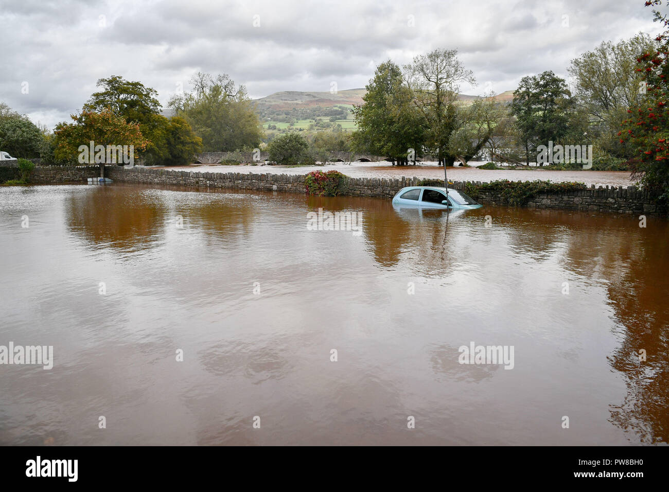 Un véhicule en détresse se trouve dans l'eau d'inondation dans un parking à côté de l'A4077 à Crickhowell, Pays de Galles, où une alerte météo orange est en vigueur dans toute la région que Heavy Rain est causant des inondations. Banque D'Images