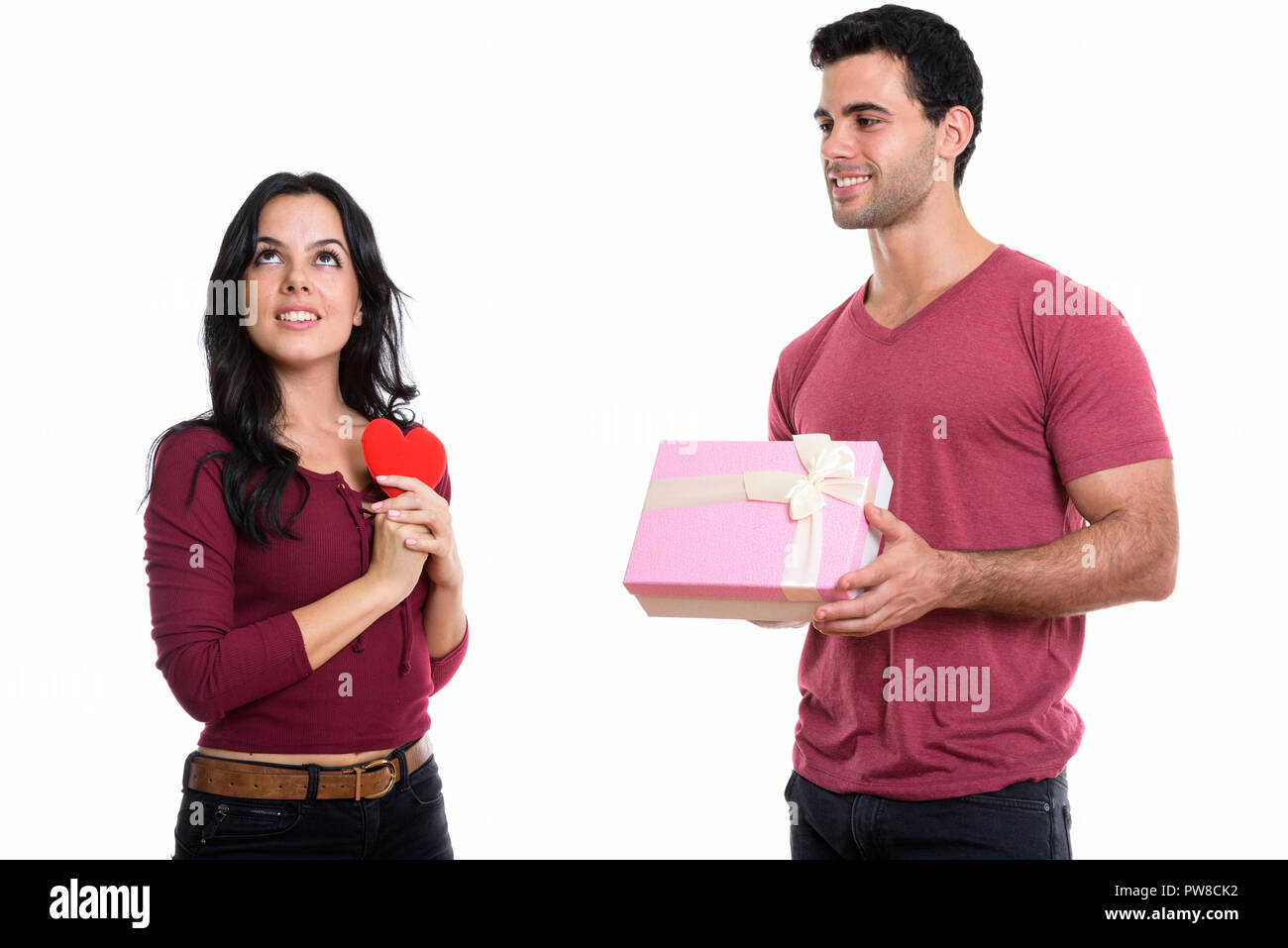 Young happy couple smiling with man giving gift box et d'une femme e Banque D'Images