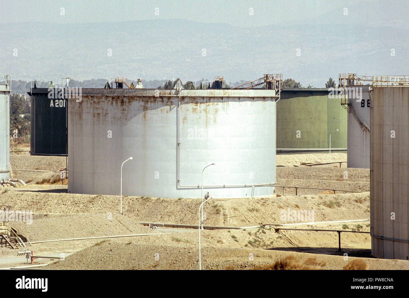 La raffinerie d'Alger Naftec, filiale de la Sonatrach, l'un des quatre raffineries de l'Algérie. Les hydrocarbures jouent un rôle crucial dans l'économie algérienne, représentant environ 60  % des recettes budgétaires et plus de 95  % des recettes d'exportation. La U.S. Energy Information Administration a signalé qu'en 2005, l'Algérie a 160 trillions de pieds cubes de réserves prouvées de gaz naturel, la huitième en importance dans le monde. Banque D'Images