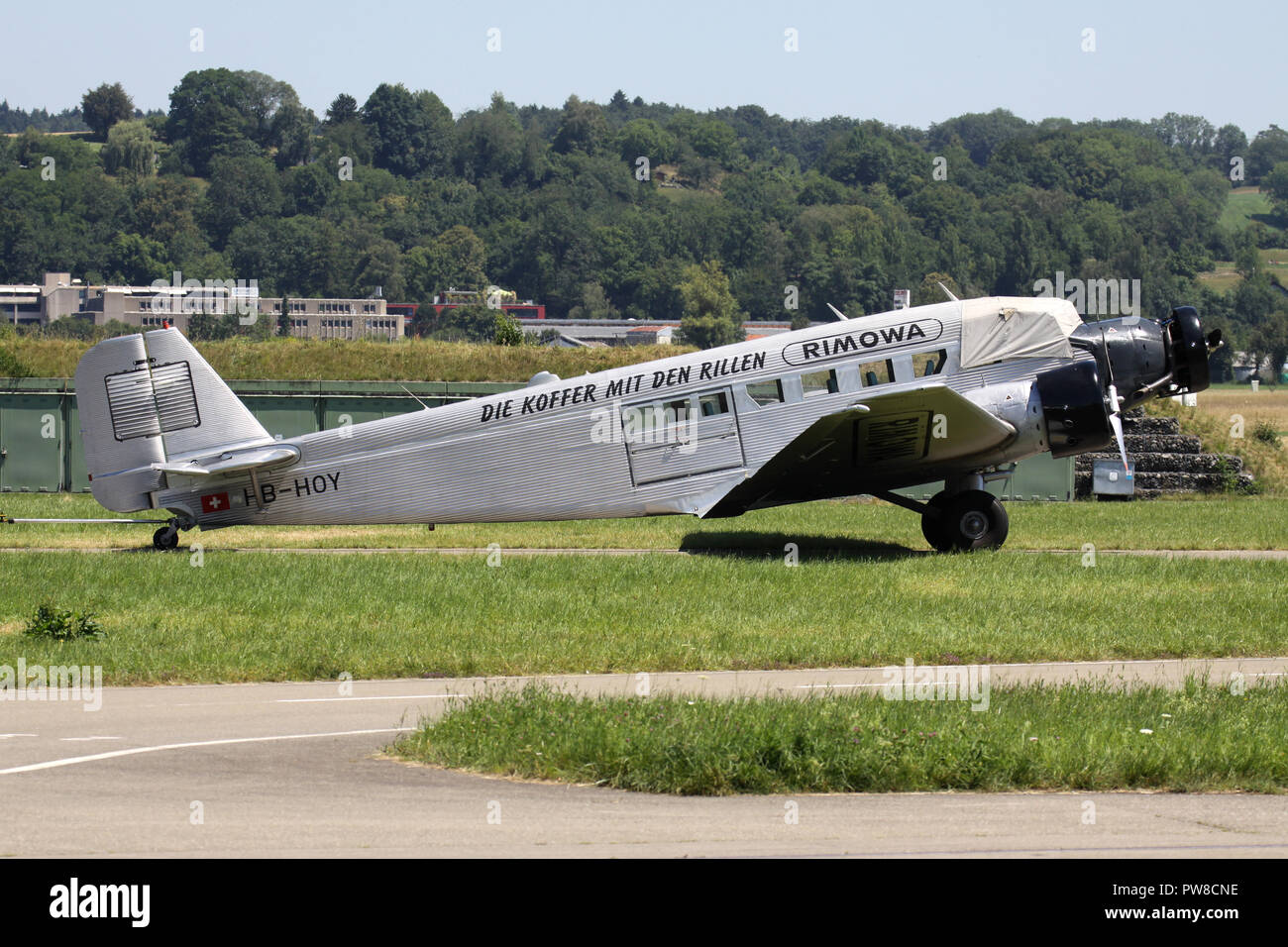 Ju-Air Junkers Ju 52 en livrée avec l'inscription Rimowa HB-HOY stationné à la base aérienne de Dübendorf. Banque D'Images