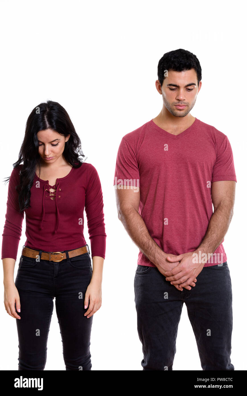 Studio shot of young woman et regardant en bas ensemble Banque D'Images